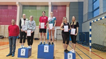 Marta Majer i Agnieszka Sułek na podium I edcji AMŚ w badmintonie