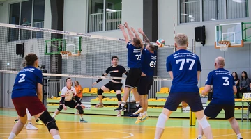 Emocje, fair play i pełne trybuny – mecz siatkówki pracownicy vs. studenci UBB!